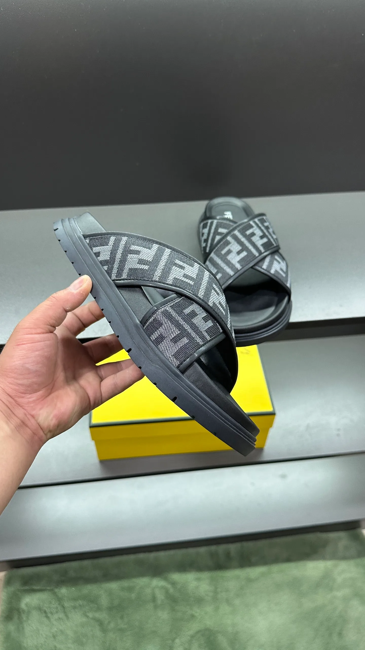 P300 [Fendi Slippers] High-end men's shoes brand, official website 1:1 latest masterpiece: original mold customization, fabrics made of imported original materials, upgraded outsole, lighter and non-slip. The market's top quality, simple yet tasteful, a must-have for fashionistas, fashionable at your feet, full of confidence, the same style at the counter 👍The season of summer slippers is here. Code: 38-45, 46 order